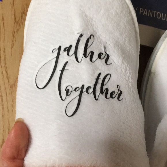 New 6pc Travel Bundle Slippers Medium 6.5-7.5 & Travel Toiletries Bag&Cotainers - Picture 3 of 8